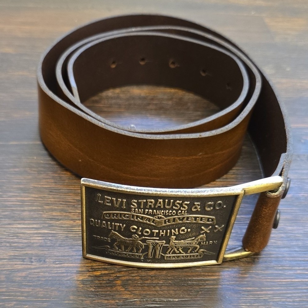 Levi's Brown Leather Belt , Brass Buckle Men's Size 40 Logo Buckle EUC